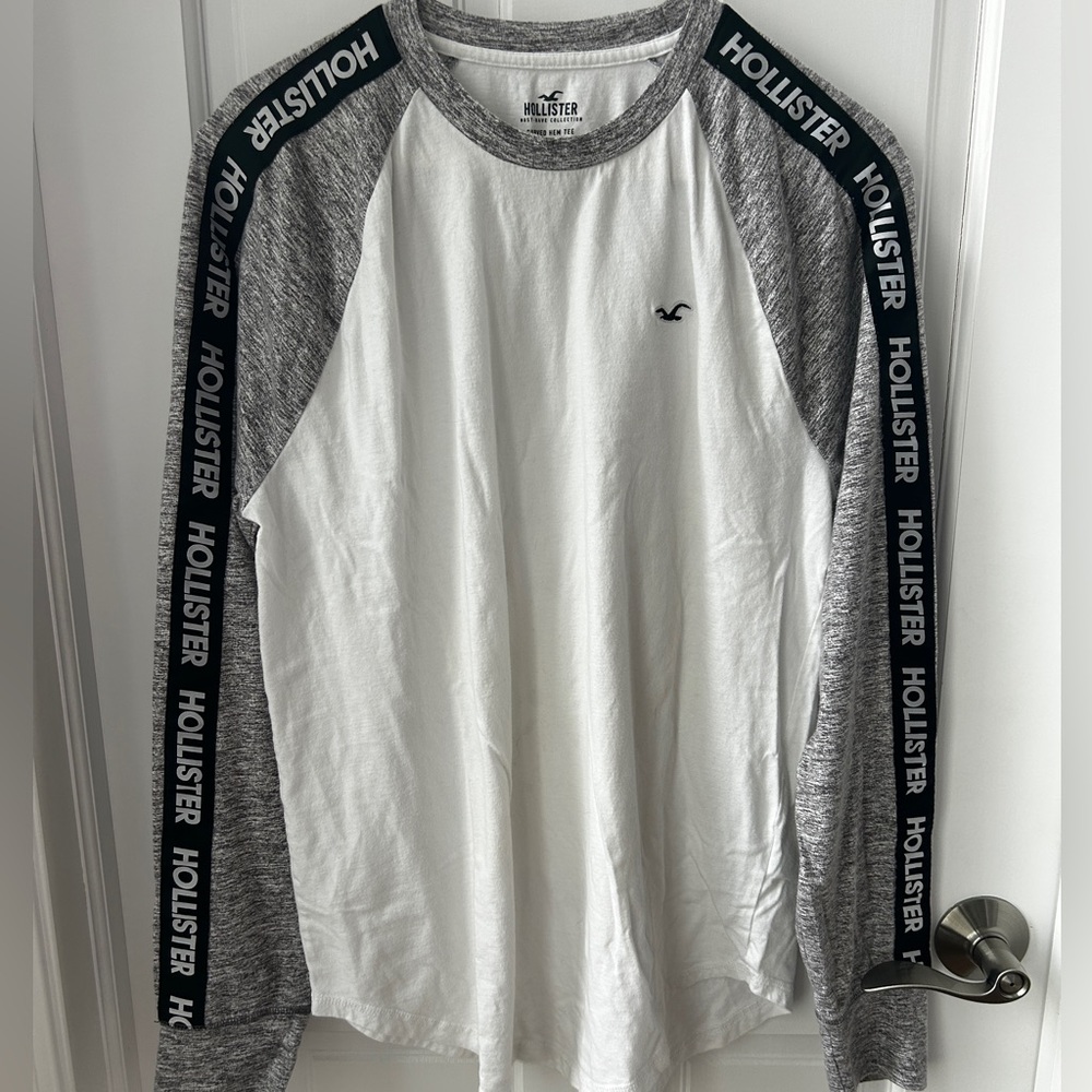 Hollister Men's White and Gray Long Sleeve Tee